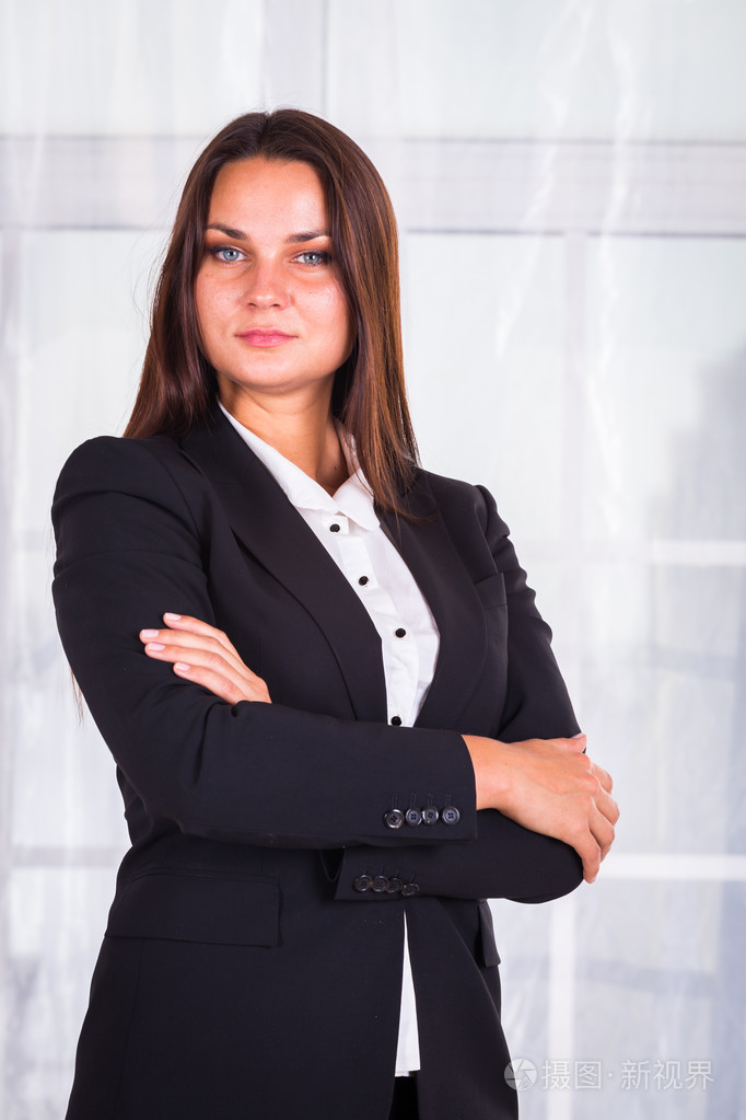 长长的头发穿西装的女商人