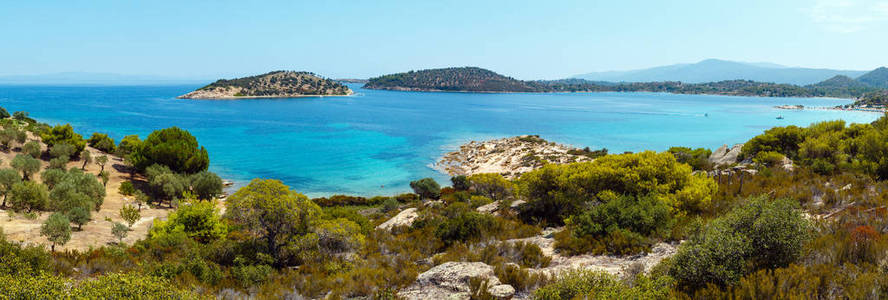 美丽的夏日爱琴海海滨景观与 Lagonisi 海滩, Sithonia, 哈尔基迪基, 希腊。人们是无法辨认的。两个镜头缝合高分