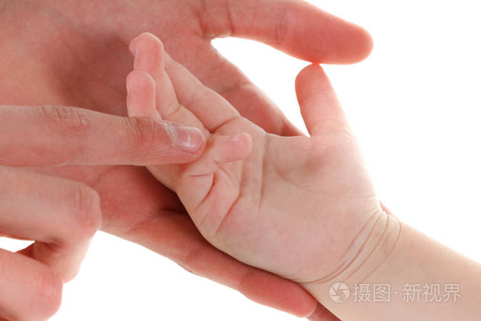 婴孩手在母亲手手指.妈妈和她的孩子.幸福柔情的家庭观念.