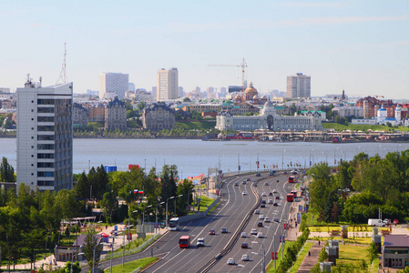 大道和城市在河上。喀山, 鞑靼, 俄罗斯