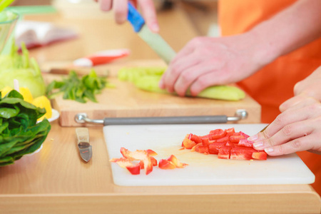 健康饮食 素食食物 烹饪 节食和人们观念。夫妇在家里的厨房里准备砧板上切蔬菜的新鲜沙拉