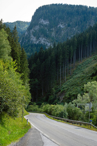阿尔卑斯山上风景如画的沥青山路。奥地利