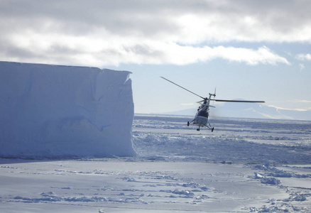 在阳光明媚的日子与直升机的南极景观