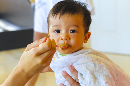 快乐吃 小亚洲男孩喜欢吃食物