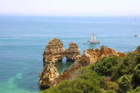 葡萄牙阿尔加维地区蓬大费尔南多达的绿松石海水