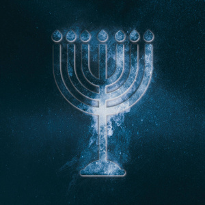 光明节烛台象征。犹太教的烛台象征。抽象夜空背景