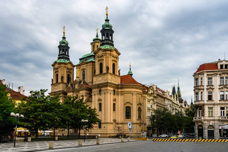 捷克共和国布拉格老城广场的圣尼古拉斯教堂