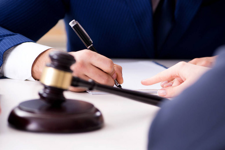 律师在办公室和他的委托人谈话男律师与委托人洽谈法律案件顾问在家里