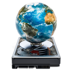 硬盘硬盘驱动器与地球地球仪。存储概念, 在白色背景上隔离3d 渲染