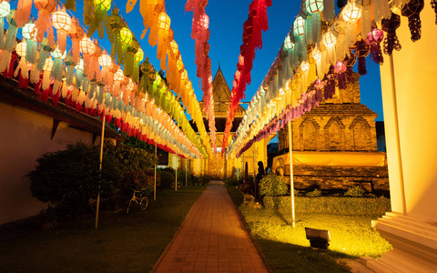 在暮色中, 泰国落叶松的洛伊克拉通节的繁荣, 在铁轨上挂着金塔和灯笼
