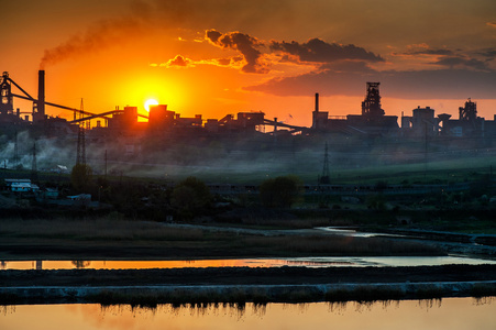 日落时的钢铁厂