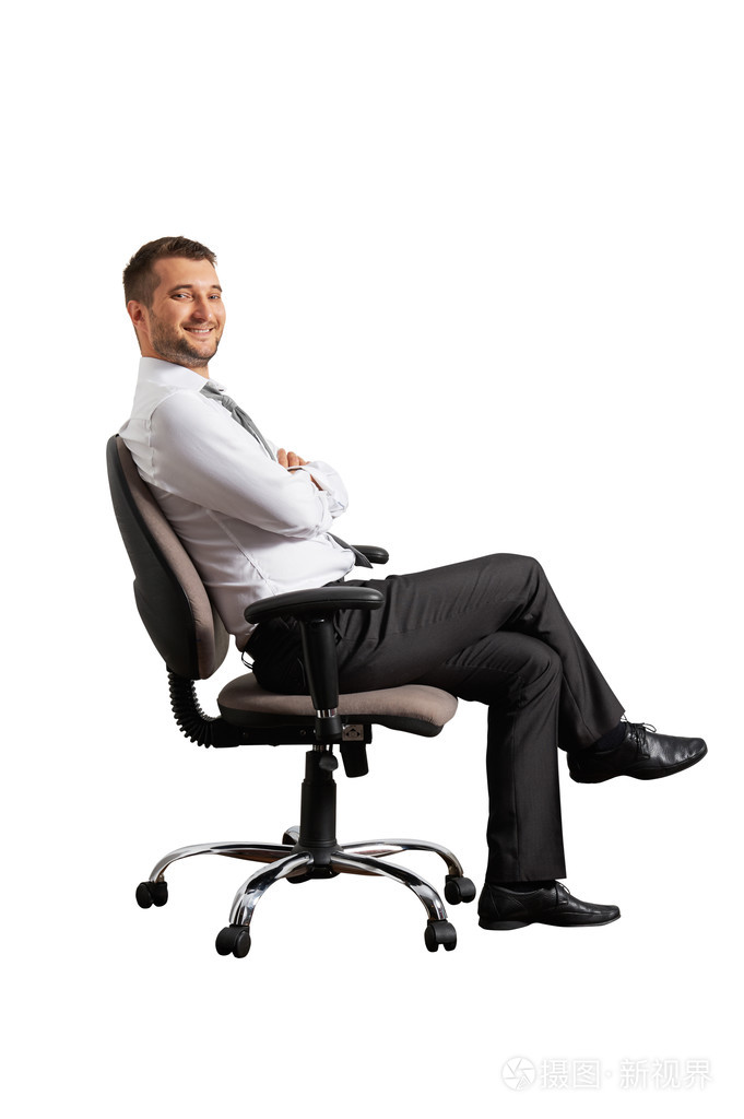 成功的男人坐在办公椅上