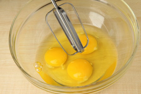 烹饪, 搅打鸡蛋,用电动打蛋器在碗里,关闭照片