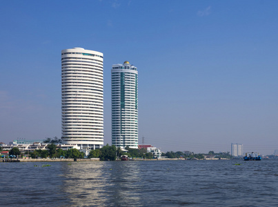 曼谷城市景观河侧中午在蓝蓝的天空背景下，临屋区