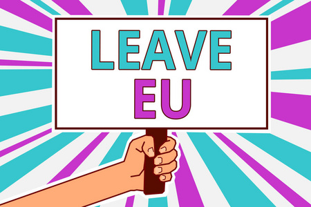概念性手写显示离开欧盟。商业照片展示一个人的行为离开属于欧洲的国家人持有董事会思想反思意向罢工背景