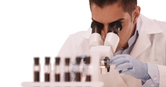 千禧拉丁裔医学研究科学家在实验室使用显微镜
