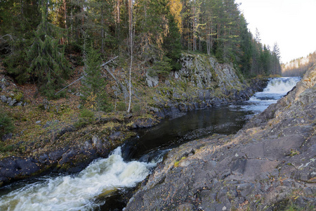 风景秀丽的任然瀑布基瓦奇在秋季。俄罗斯
