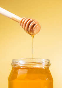 与木蜂蜜北斗在上面滴蜂蜜罐子在金色的背景上
