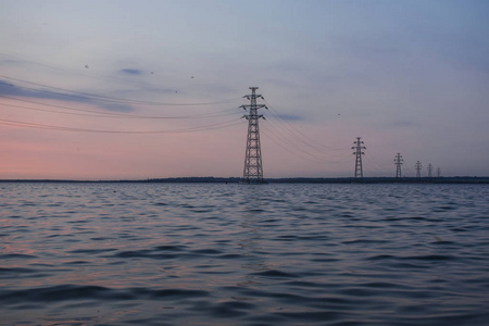 电线在水上美丽的日落。这个国家的工业是热和光的源泉。