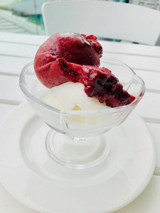 有机浆果雪糕冰淇淋球在玻璃杯准备服务。传统夏季食品