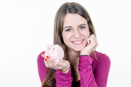 美丽的女人与小猪银行微笑高兴地投资像金融专家制定计划, 以节省资金