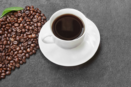咖啡杯和碟子放在一张木桌上. vcoffee 豆