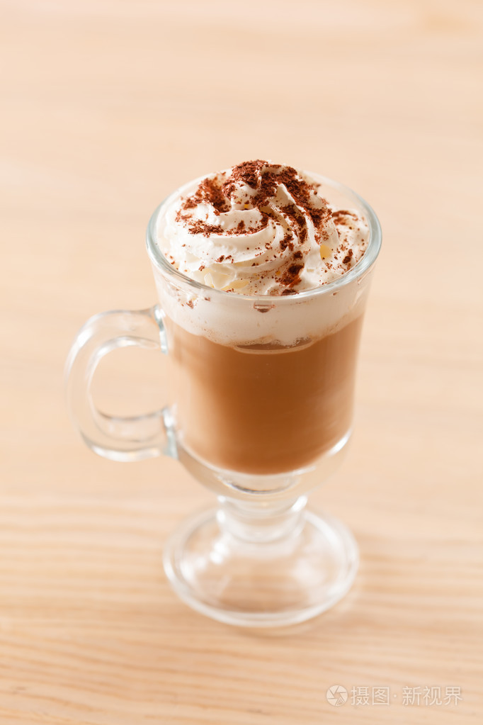 咖啡加奶油在玻璃