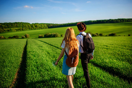走了纯洁的爱的空虚和丰满一个可爱的女儿和年迈的妈妈走在一起吃莴苣