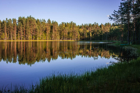 俄罗斯卡累利阿的风景如画的湖泊和倒影