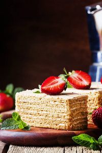 蜂蜜蛋糕装饰草莓和绿色薄荷, 老木背景, 选择性重点