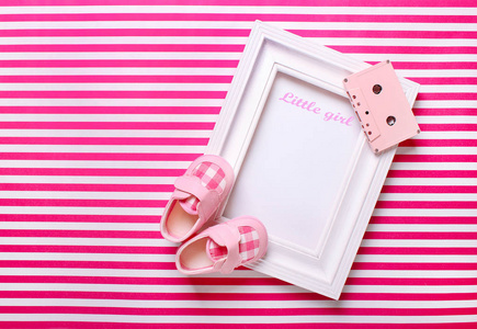 婴孩的靴与一个框架在粉红色背景