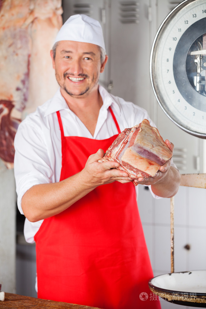 在屠杀中显示肉的屠夫