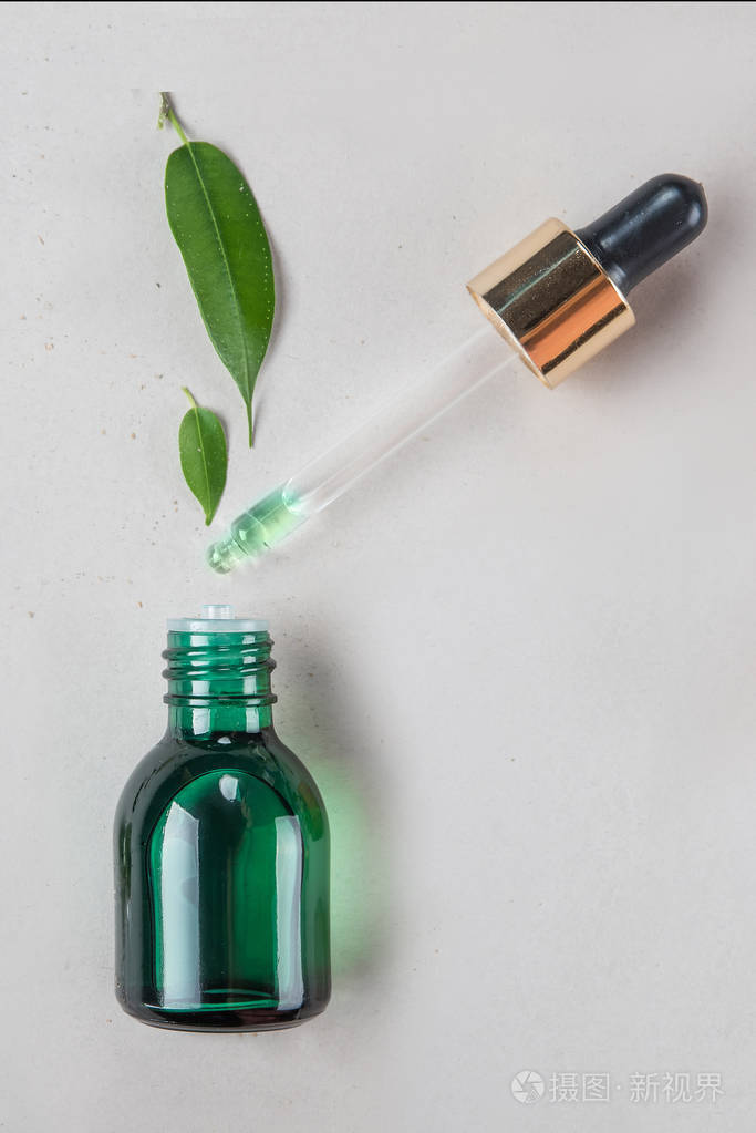 植物提取物, 精油在一瓶用吸管.天然化妆品的概念.平躺