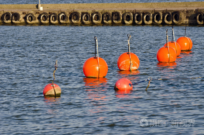 橙色浮标在海面上水