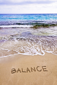 写在沙滩，与背景海浪的词平衡