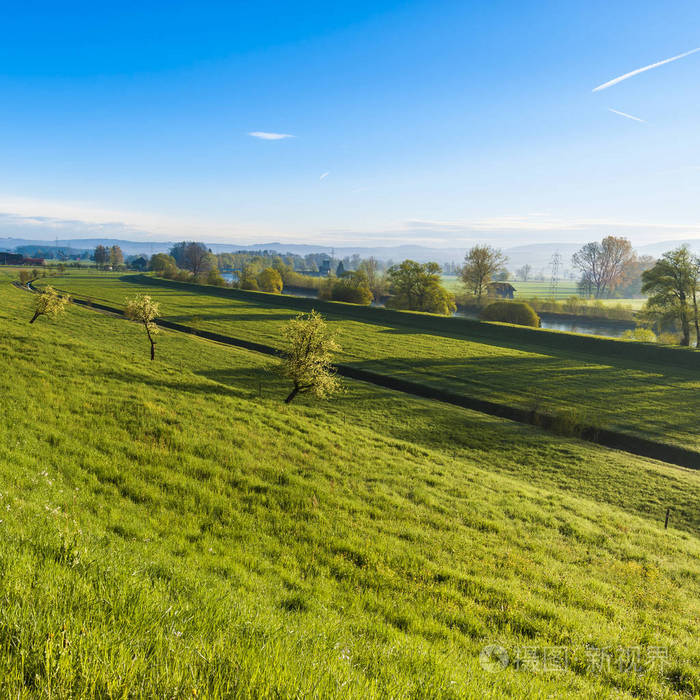 瑞士景观与灌溉运河沿岸的草甸