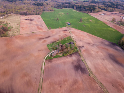五颜六色的早春日乡村领域的无人机照片顶部向下视图
