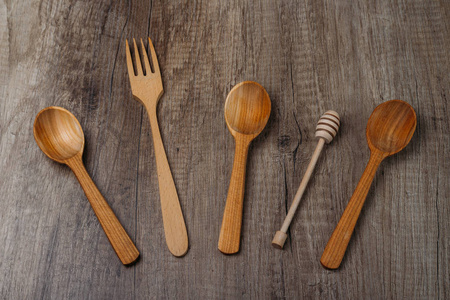 木勺和叉子, 餐具在木桌上
