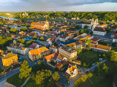 夏日落。考纳斯市中心鸟瞰图。考纳斯是立陶宛第二大城市, 历来是经济学术和文化的主要中心。