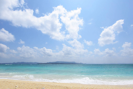 夏季的天空和冲绳美丽海滩