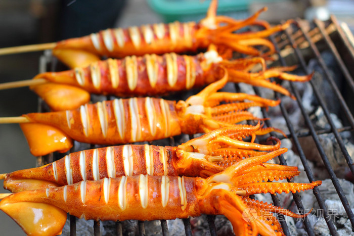 bbq烤的鱿鱼在市场