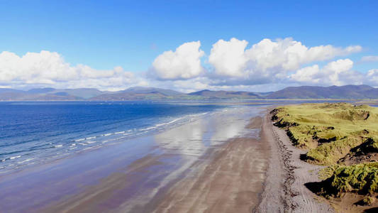 美丽的 Rossbeigh 海滩在爱尔兰阳光明媚的一天