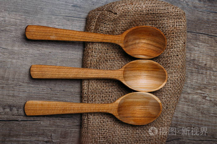木制勺子餐具在木桌上
