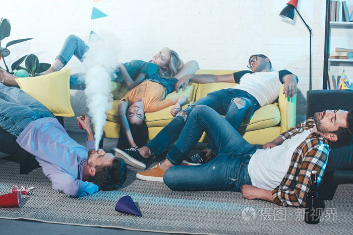 男人抽电子烟喝醉酒的朋友在聚会后睡觉
