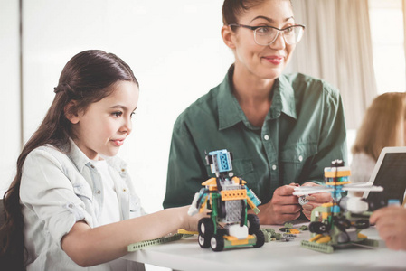 积极的妇女和孩子制作电子玩具