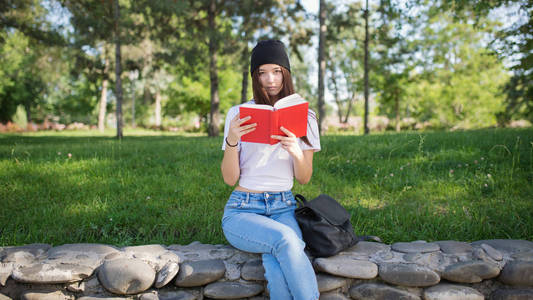 学生在读一本书的公园