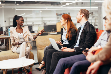 业务人交谈手头的技术.新的想法和集思广益同事之间的交流照片
