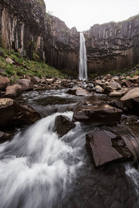 著名 Svartifoss 瀑布