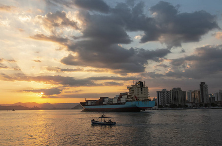 货船离开海港, 航行出海与美丽的日落