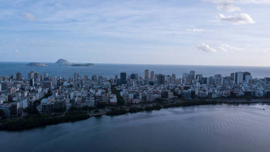鸟瞰里约热内卢和科帕卡巴纳泻湖的无人机, 黄昏时分